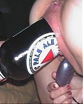 Diese pervesen Fotzen ficken alles was nicht bei Drei auf den Bäumen ist. Colaflasche im Arsch und Haarkamm in der Möse.