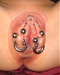 Stark gepumpte und gepiercte Fotzen dehnen sich mit dicken Flaschen und Dosen in der Pussy