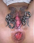 Extrem beringte Pornovotzen mit viel Metall an ihren Schamlippen, die die Schamlippen unbarmherzig langziehen und beim Laufen klimmpern.
