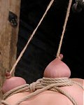 Geile Nippelfotze bekommt ihre sowieso schonlangen dauersteifen Nippel aufgepumpt und vergrößtert dann werden die Nippel mit Seil-Schlingen um die Nippel mit Gewichten langgezogen