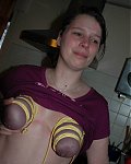 Dicke Jungsklavin erlebt extremes Titbondage