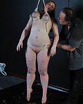 Molliges devotes Girls wird an ihren Titten aufgehängt, die nun ihr ganzes Körpergewicht tragen
