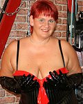 Annadevot ist eine reife Fetischamateurin, die gerne ihre privaten bizarren Fotos und Fetischsessiosn zeigt.